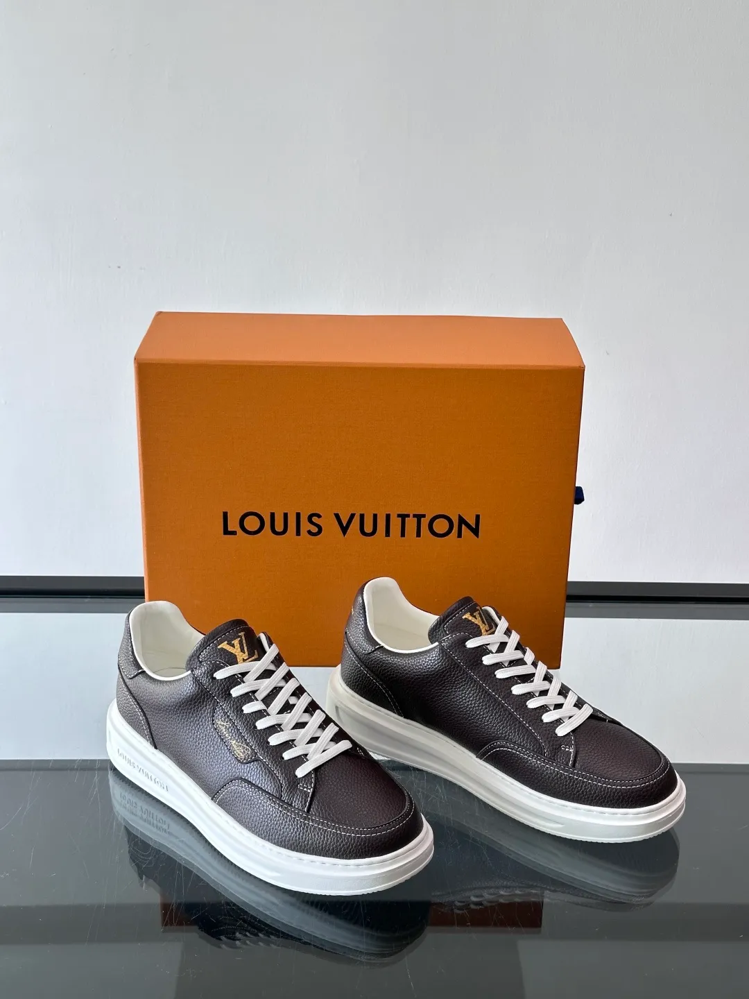 Men's men's shoes 💰p380 "＊OUIS ＊UITTO＊" casual sneakers, made of high-quality cowhide grain leather, with black laces, simple and high-end! LV Logo + classic Monogram lines on the side of the shoe, full of details✨. The rubber soles are wear-resistant and have strong traction, making them suitable for daily commuting and leisure. The shoe last fits the shape of the foot, making it comfortable to wear and not tiring after long walks. It is extremely versatile and can be easily worn with jeans or casual pants. It is a must-have item for men's fashion! 🖤 ​​size：38-44